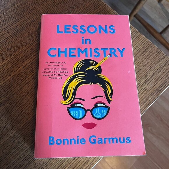 Lessons in Chemistry by Bonnie Garmus Paperback Novel Book - Picture 1 of 2